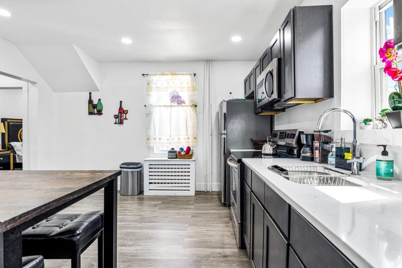 Stunning Tacony 2bd - Private Parking *